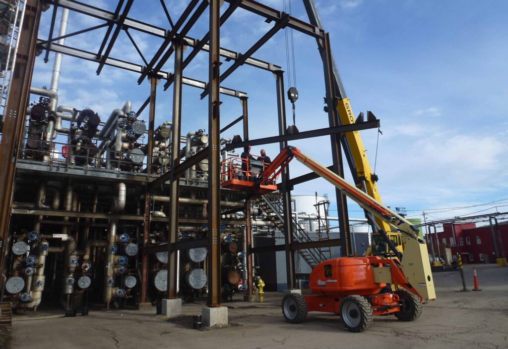 40岁女人 team works to ensure quality, efficiency, and on-time delivery go into a steel structure being erected. 40岁女人 team works to ensure quality, efficiency, and on-time delivery go into a steel structure being erected.
